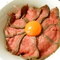 ローストビーフ丼 (肉)