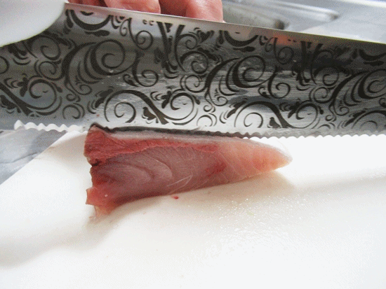 魚　ブリ　ミラクルカット 三徳包丁　口コミ　レビュー　魚　パン　肉　ギザギザ　切れ味